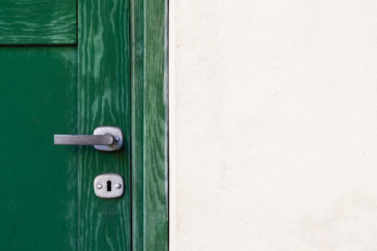 マンションの玄関ドアを交換するメリットとは 種類や注意点を解説